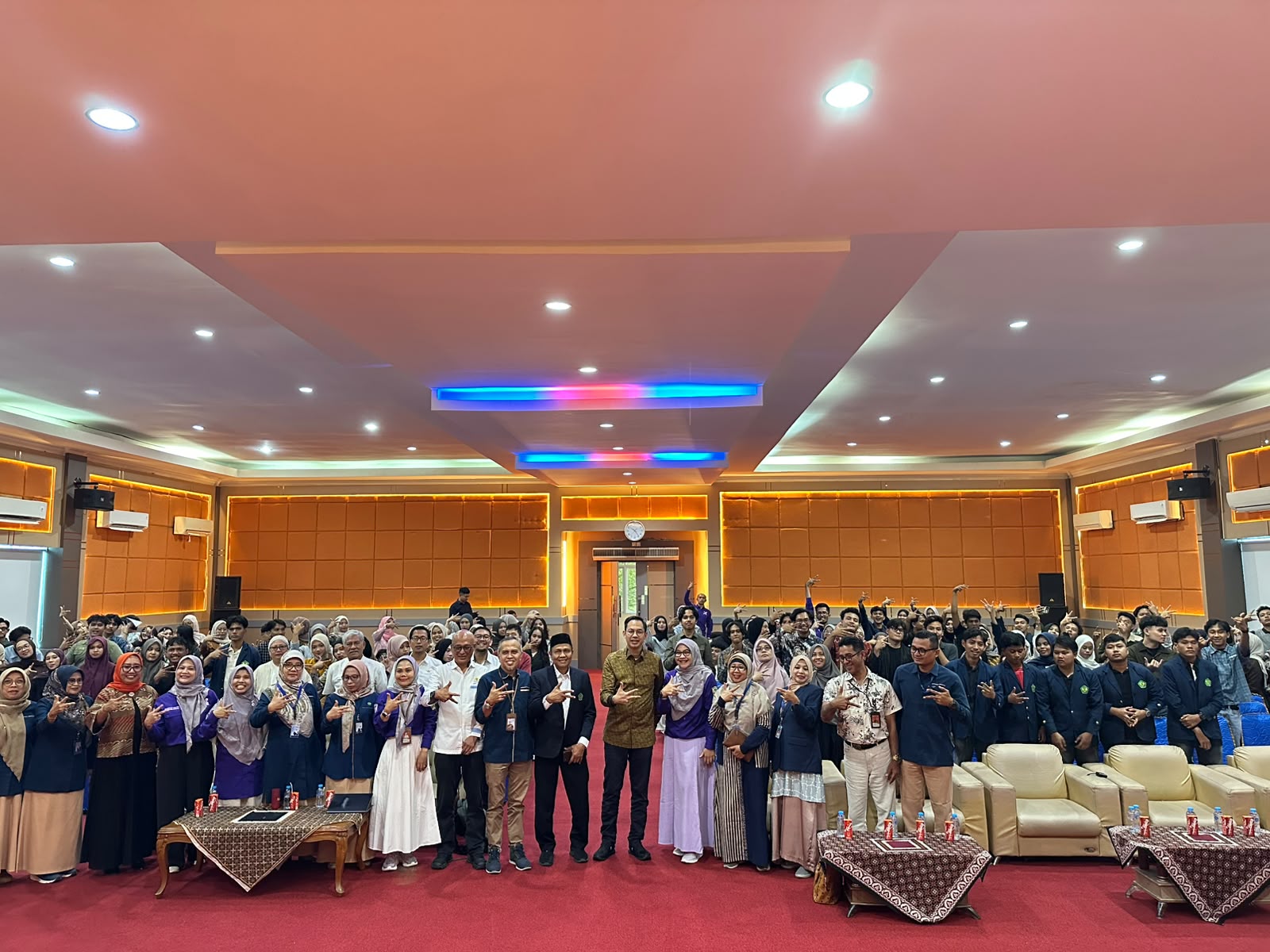 "Pengabdian kepada Masyarakat Berbasis Internasional dan Penandatanganan IA Perkuat Transformasi Komunikasi Digital Berbasis AI di Sumatera Barat"